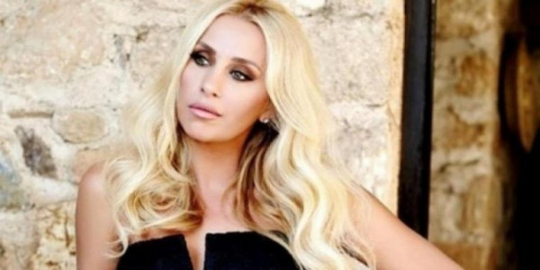 Γωγώ Μαστροκώστα – Το απίθανο τραπέζι που έκανε στις φίλες της