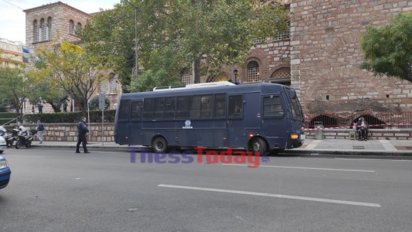 Θεσσαλονίκη – Αυστηρά μέτρα στον Άγιο Δημήτριο – Πιστοί προσκυνούν τις εικόνες χωρίς μάσκα