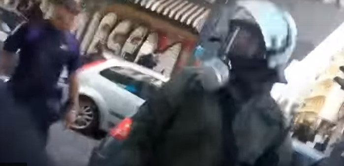 Εξάρχεια – Έρευνα της ΓΑΔΑ για τον αστυνομικό των ΜΑΤ που έσπασε τζαμαρία