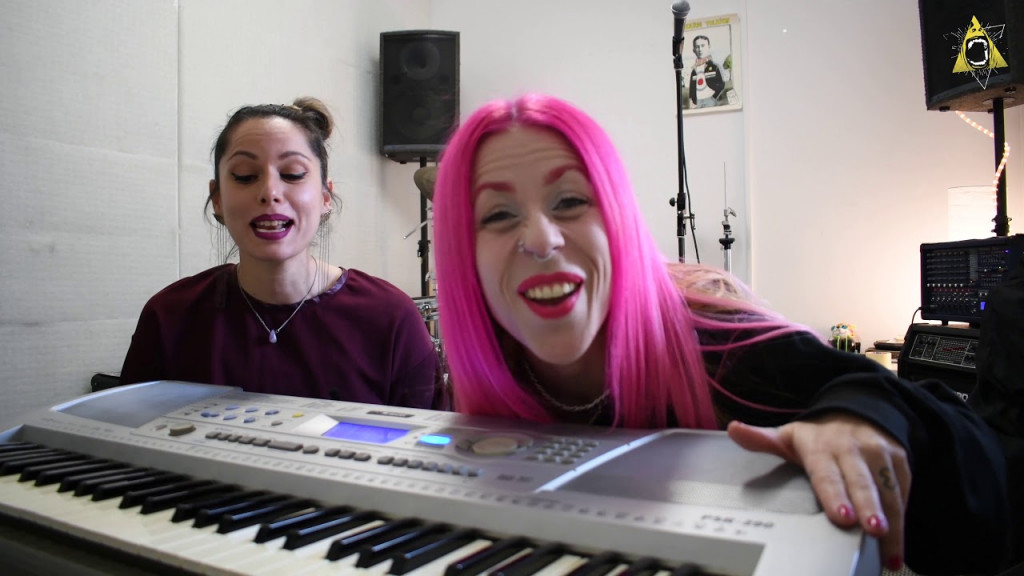 Αδερφή διάσημου ηθοποιού έκανε ντεθ μέταλ διασκευή σε πασίγνωστο λαϊκοπόπ άσμα