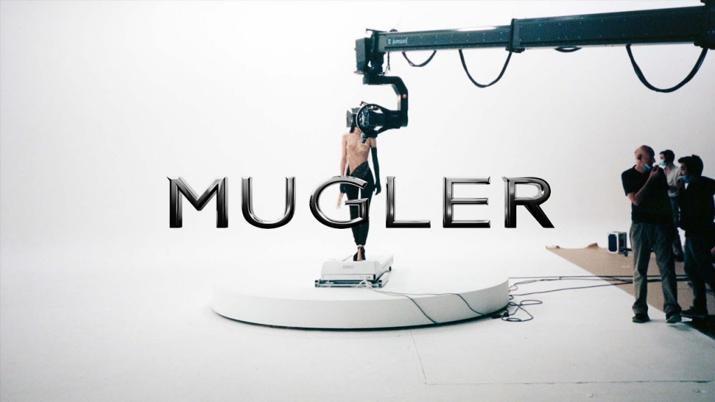 Mugler – Η δυναμική καμπάνια του οίκου «κλείνει» το μάτι στην νέα εποχή της μόδας και την Generation Z