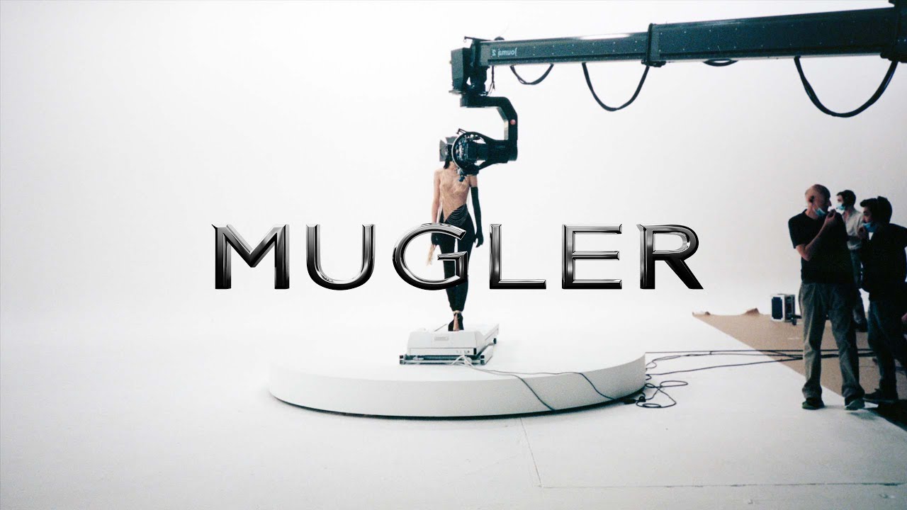Mugler - Η δυναμική καμπάνια του οίκου «κλείνει» το μάτι στην νέα εποχή της μόδας και την Generation Z