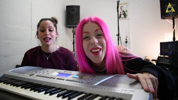 Αδερφή διάσημου ηθοποιού έκανε ντεθ μέταλ διασκευή σε πασίγνωστο λαϊκοπόπ άσμα