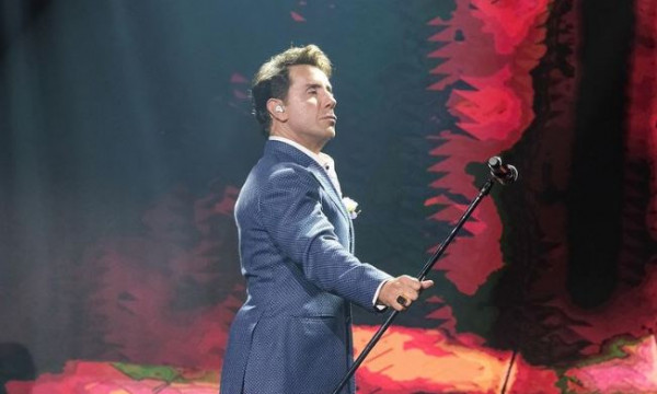 «Θέλω φέτος να φωτίσουμε τη νύχτα» – Ο Γιώργος Μαζωνάκης επιστρέφει με ένα απολαυστικό βίντεο