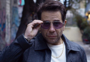 Έχετε δει τον Γιώργο Μαζωνάκη να μαγειρεύει;