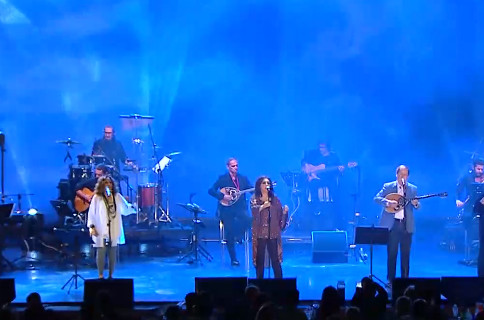 Με το τραγούδι «Βράχο – βράχο» τίμησε τη μνήμη του Μίκη Θεοδωράκη ο Χρήστος Νικολόπουλος