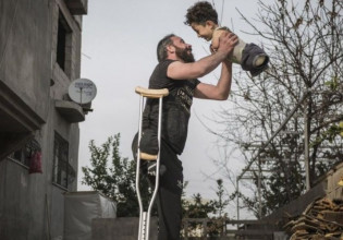 H φωτογραφία της χρονιάς – Η εικόνα-γροθιά στο στομάχι πατέρα και γιου με φόντο τον πόλεμο στη Συρία