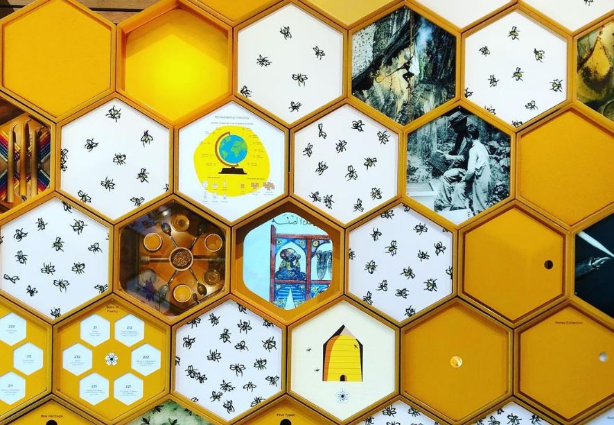 Μπορεί η τέχνη να ξεπεράσει τη φύση; Απίστευτο μελίσσι σε αγροικία της Αγγλίας