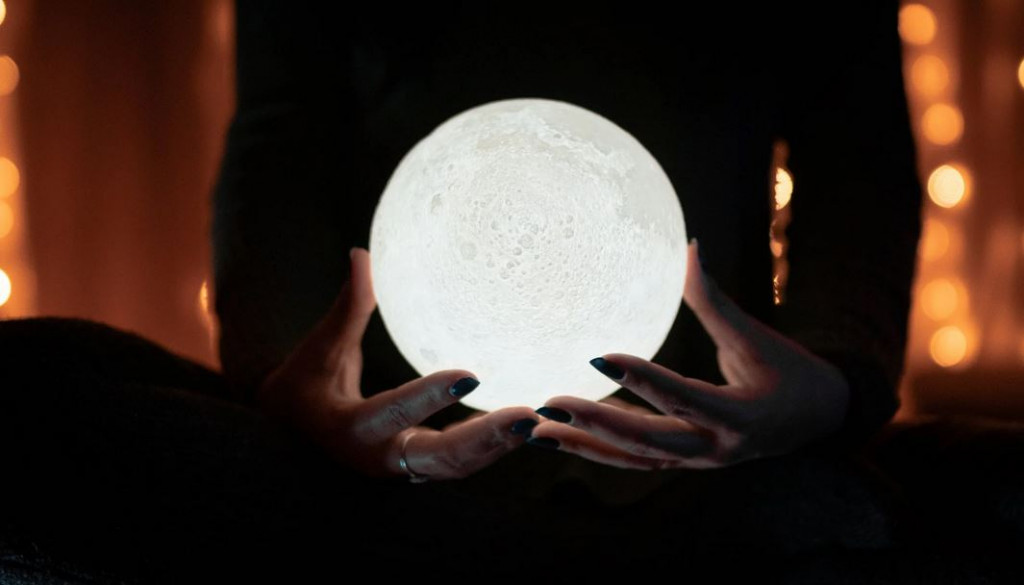 ΗΠΑ – Κατέθεσε αγωγή εναντίον ενός μέντιουμ γιατί δεν κατάφερε να του λύσει τα μάγια της πρώην του