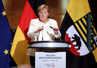 Μέρκελ – Να προστατεύσουμε τη δημοκρατία – Πρέπει να εργαζόμαστε γι’ αυτήν κάθε μέρα