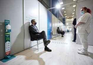 Έκανε την τρίτη δόση του εμβολίου ο Μητσοτάκης – Νέα έκκληση υπέρ του εμβολιασμού