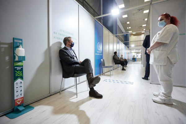 Έκανε την τρίτη δόση του εμβολίου ο Μητσοτάκης – Νέα έκκληση υπέρ του εμβολιασμού