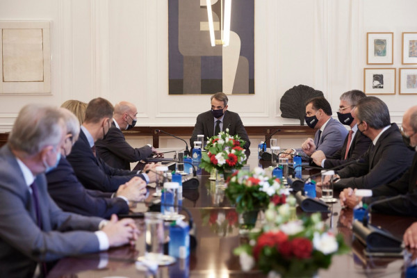Μητσοτάκης – Συνάντηση με τη διοίκηση του ΕΒΕΑ – Για «παρεξήγηση» μίλησε ο πρωθυπουργός αναφορικά με τις συγχωνεύσεις επιχειρήσεων