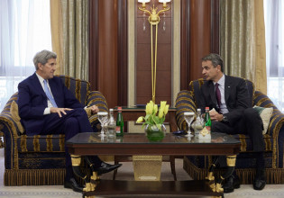 Μητσοτάκης – Συνάντηση με τον Τζον Κέρι στη Σαουδική Αραβία