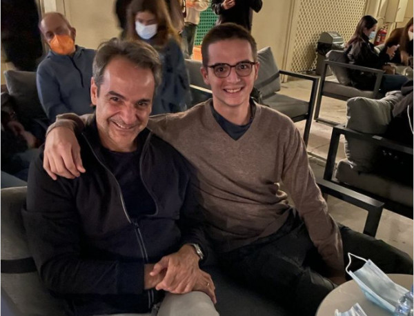 Μητσοτάκης αναμένοντας τον Τζέιμς Μποντ