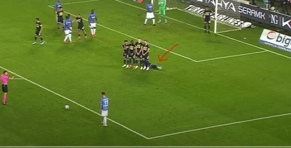 Το έκανε κι αυτό ο Μπακασέτας – Σκόραρε με συρτό φάουλ, ενώ υπήρχε ξαπλωμένος παίκτης στο τείχος