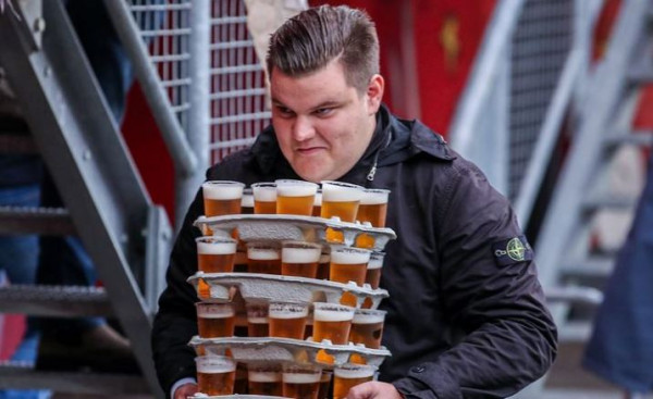 Οπαδός μετέφερε 48 ποτήρια μπύρας στις κερκίδες χωρίς να χύσει σταγόνα – Ποιο είναι το ρεκόρ
