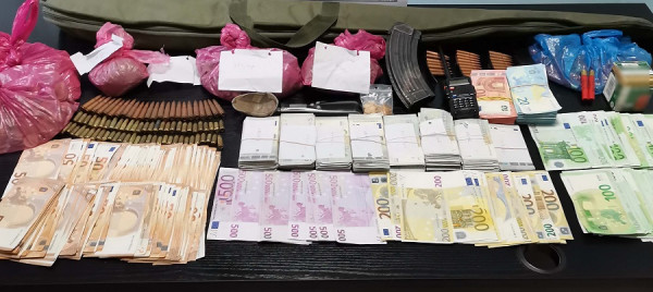 Θεσσαλονίκη – Τους έπιασαν με ναρκωτικά και ασύρματο συντονισμένο στη συχνότητα της αστυνομίας