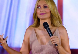 «Φεγγάρι μου να ψάξεις να τον βρεις…» τραγουδάει η Νατάσα Θεοδωρίδου κάτω από την πανσέληνο και το κοινό παραληρεί