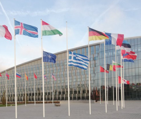 ΝΑΤΟ – Μεσίστια η ελληνική σημαία προς τιμήν της Φώφης Γεννηματά