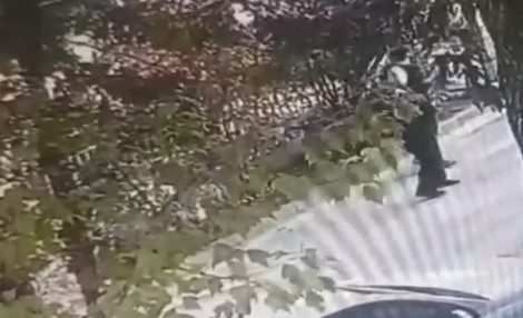 Κηφισιά – Γεμάτο όπλα και σπαθιά το σπίτι του δράστη – «Ο σατανάς με έβαλε να το κάνω»