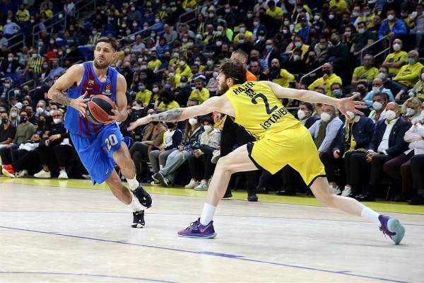 Μεγάλο «διπλό» της Μπαρτσελόνα στην Πόλη (76-74)