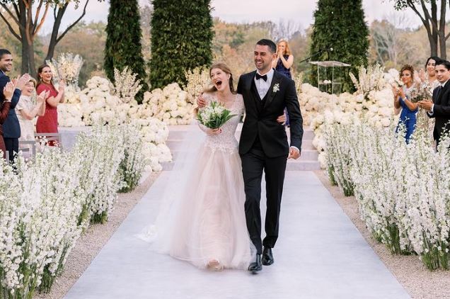 Τζένιφερ Γκέιτς – Ο ρομαντικός γάμος και τα δύο νυφικά Vera Wang