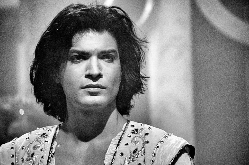 Ο χορευτής Εrrik Nour μιλάει στο in.gr για την παράσταση «Επικίνδυνες Σχέσεις»