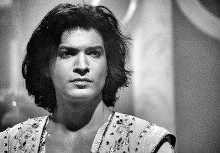 Ο χορευτής Εrrik Nour μιλάει στο in.gr για την παράσταση «Επικίνδυνες Σχέσεις»