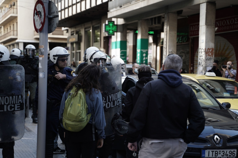 Επεισόδια στα Εξάρχεια – Σοβαρή καταγγελία δικηγόρου – «Άνδρας των ΜΑΤ μου έριξε μπουνιά στη μούρη»