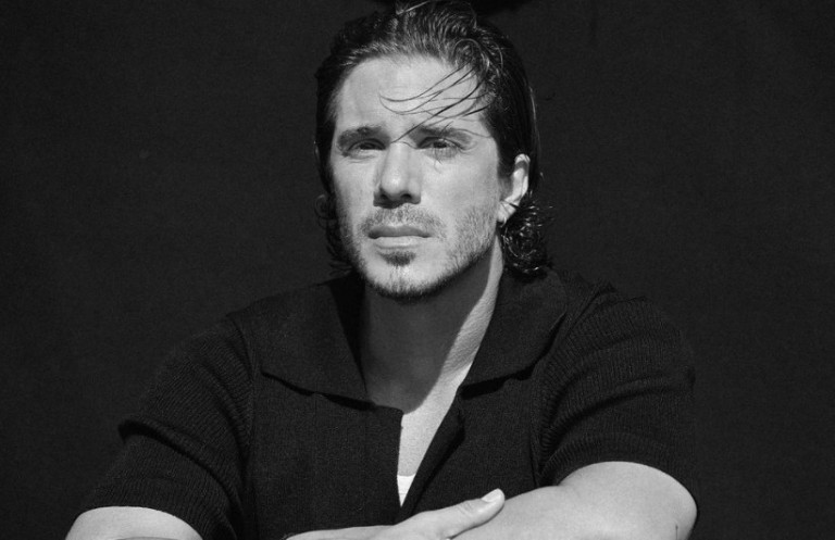 Νίκος Οικονομόπουλος – Νιώθω σαν να συστήνομαι ξανά στο κοινό