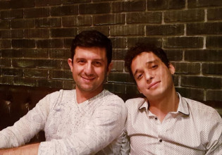 Μιχάλης Οικονόμου και Γιώργος Μακρής – Βάφτισαν τον γιο τους, Νικηφόρο