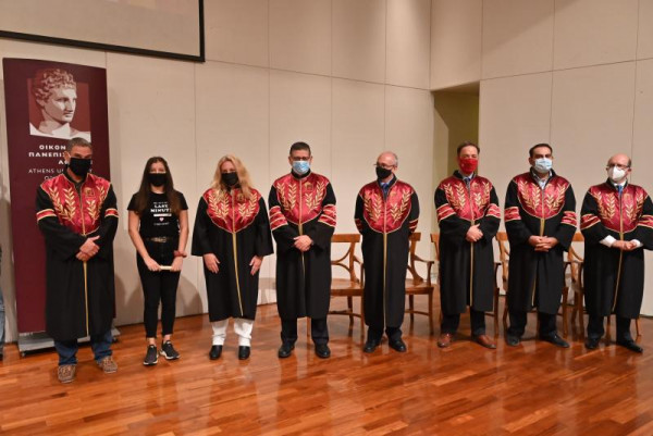 Οι φοιτητές επιστρέφουν στα αμφιθέατρα του Οικονομικού Πανεπιστημίου Αθηνών – Το «ΒΗΜΑ» και τα «ΝΕΑ» επιβραβεύουν τους αριστούχους