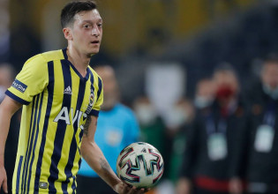 Χαμός στη Φενερμπαχτσέ – Ο Οζίλ πέταξε τη φανέλα του στον Περέιρα!