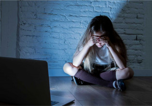 Παιδόφιλοι στο διαδίκτυο – Πώς αποπλανούν τους ανήλικους – Οι κίνδυνοι που εγκυμονούν