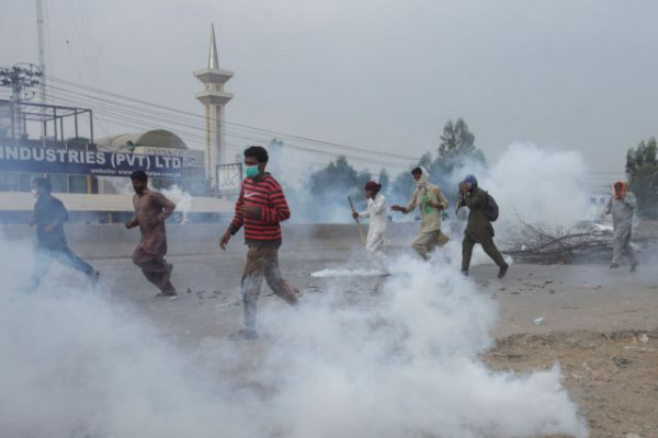 Πακιστάν – Τέσσερις νεκροί και εκατοντάδες τραυματίες αστυνομικοί σε συγκρούσεις με ισλαμιστές