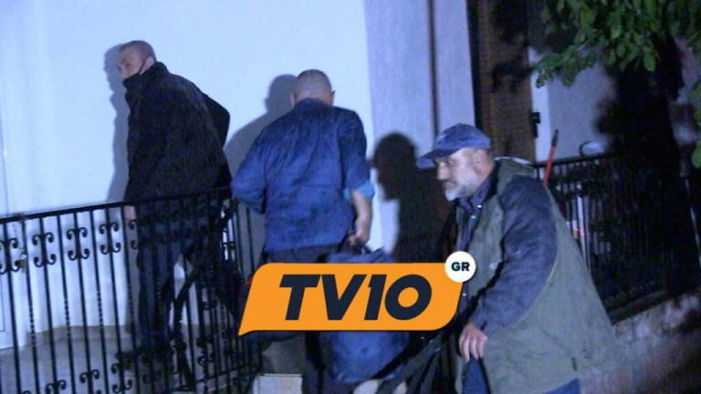 Νίκος Παλαιοκώστας – Εικόνες από την άφιξή του στο πατρικό του σπίτι στην Αγία Μονή