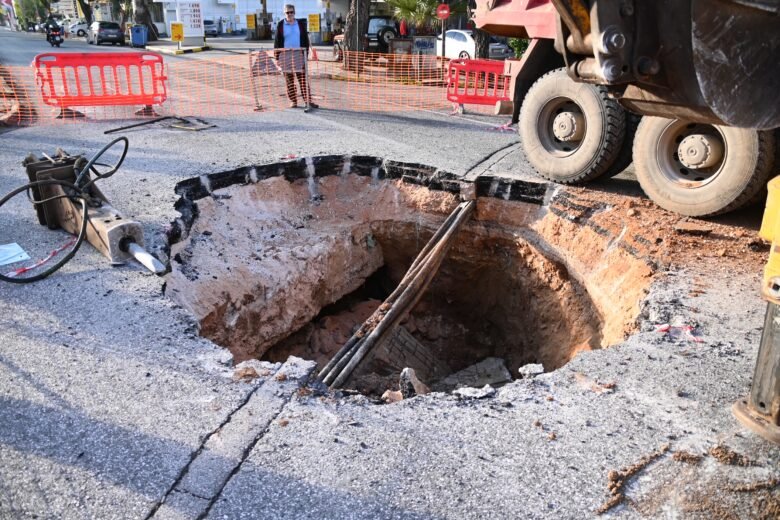 Χαλάνδρι – Πού οφείλεται η τεράστια τρύπα που άνοιξε στην οδό Παπανικολή – Τι λέει ο δήμος