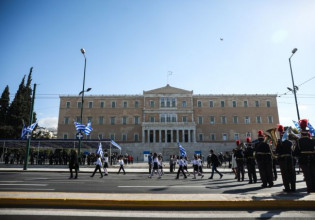 28η Οκτωβρίου – Μαθητική παρέλαση στην Αθήνα μετά από δύο χρόνια – Το κέντρο γέμισε ξανά μαθητές και σημαίες