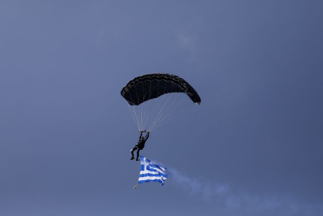 Παρέλαση 28ης Οκτωβρίου – Ποιος είναι ο αλεξιπτωτιστής που προσγειώθηκε μπροστά στην Πρόεδρο της Δημοκρατίας