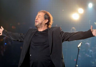 Γιάννης Πάριος – Εικόνες συνωστισμού στη συναυλία στη Θεσσαλονίκη