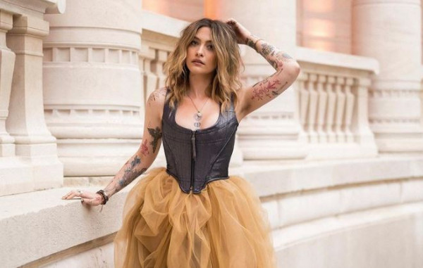 Η κόρη του Mάικλ Τζάκσον και οι φίλες της ποζάρουν τοπλες κάτω από την πανσέληνο