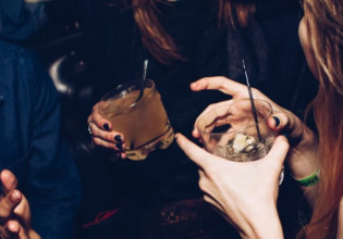 Θεσσαλονίκη – Πρόστιμο 10.000 ευρώ και 15νθημερο λουκέτο σε μπαρ – Σέρβιρε πελάτες χωρίς πιστοποιητικά