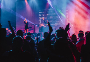 «Φωτιά στα Σαββατόβραδα» λένε οι ειδικοί – Πρώτη έξοδος όπως παλιά για τους εμβολιασμένους