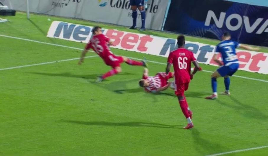 Πέναλτι – ντροπή από τον Ευαγγέλου – Αλλαξε ακόμη και τον κανονισμό για το χέρι στήριξης