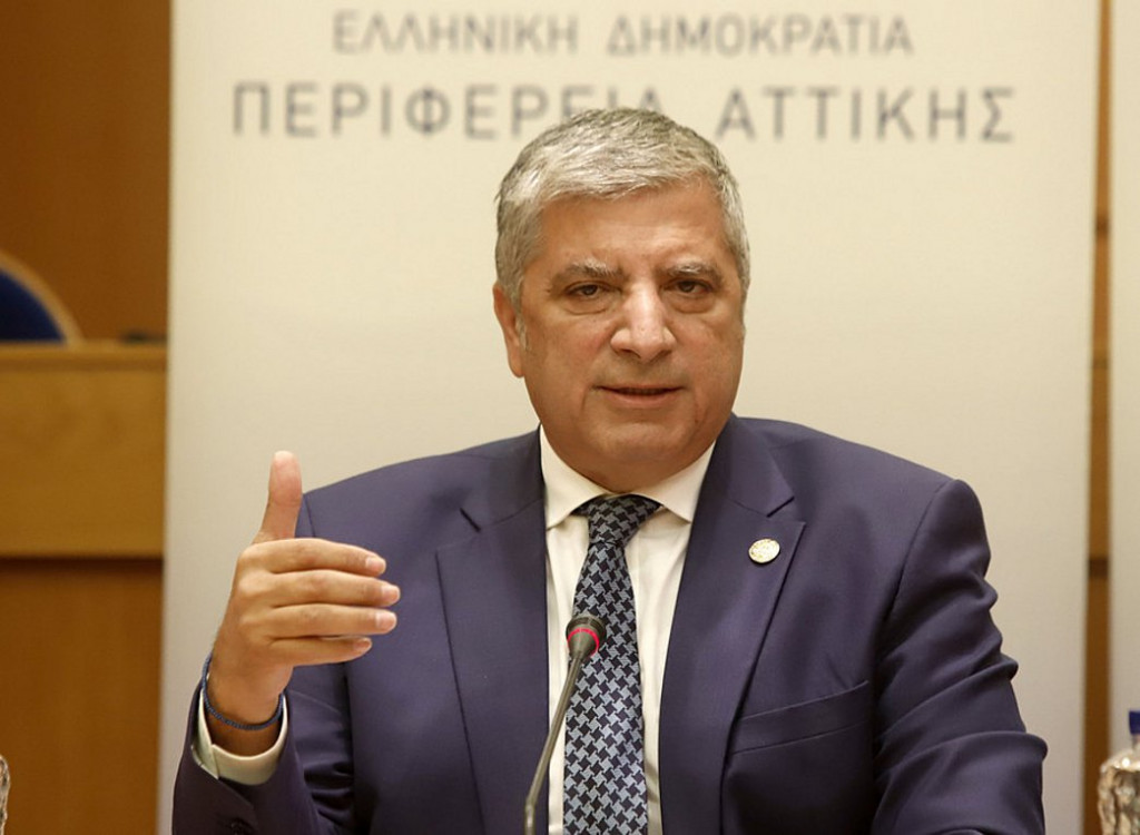 Γιώργος Πατούλης – Στο μνημόσυνο της «ηρωίδας μητέρας» του μαζί με τον γιο του