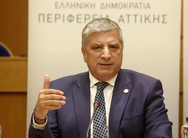 Γιώργος Πατούλης – Στο μνημόσυνο της «ηρωίδας μητέρας» του μαζί με τον γιο του