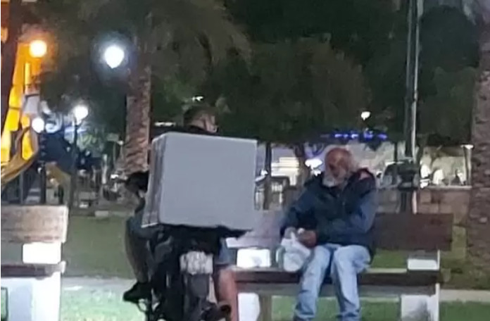 Ο ντελιβεράς στην Πάτρα που δίνει μαθήματα ανθρωπιάς