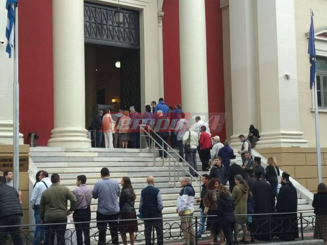 Πάτρα – Στο εδώλιο ιερέας επειδή λειτούργησε παρά τα περιοριστικά μέτρα – Συγκέντρωση υποστηρικτών του στα δικαστήρια