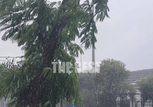 Πάτρα – Έφτασε η «Αθηνά» με βροχή και χαλάζι – Έπεσε δέντρο, γυναίκα εγκλωβίστηκε σε ασανσέρ